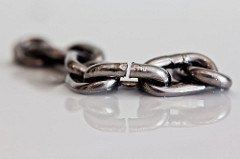 Las cadenas se cortan por el eslabón mas débil / Chains break by
  the weakest link